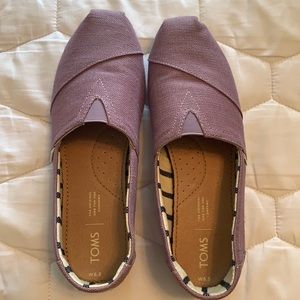 Women’s 8.5 TOMS Lavender Slip-On Shoes
